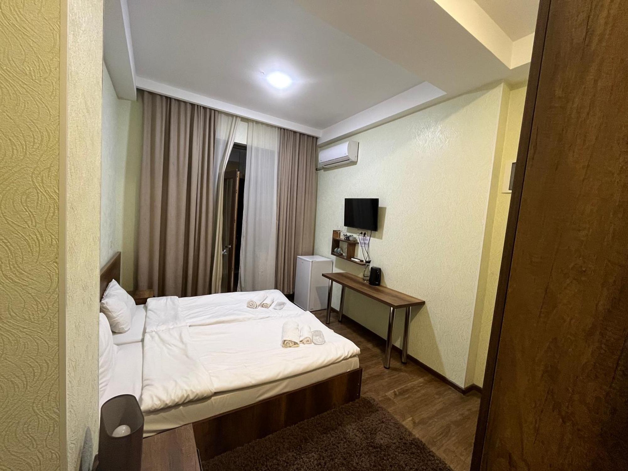 Hotel Goldenera Kutaisi Exterior photo